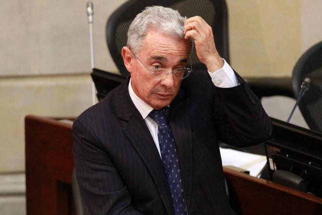 Uribe propone reducir jornada laboral de 48 a 42 horas semanales