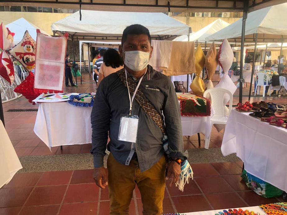 El arte de tejer complejos collares y manillas de vivos colores