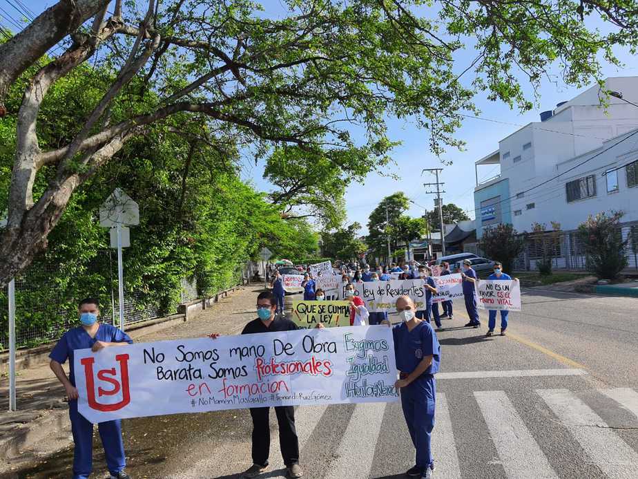 Médicos residentes exigen pago de sus sueldos