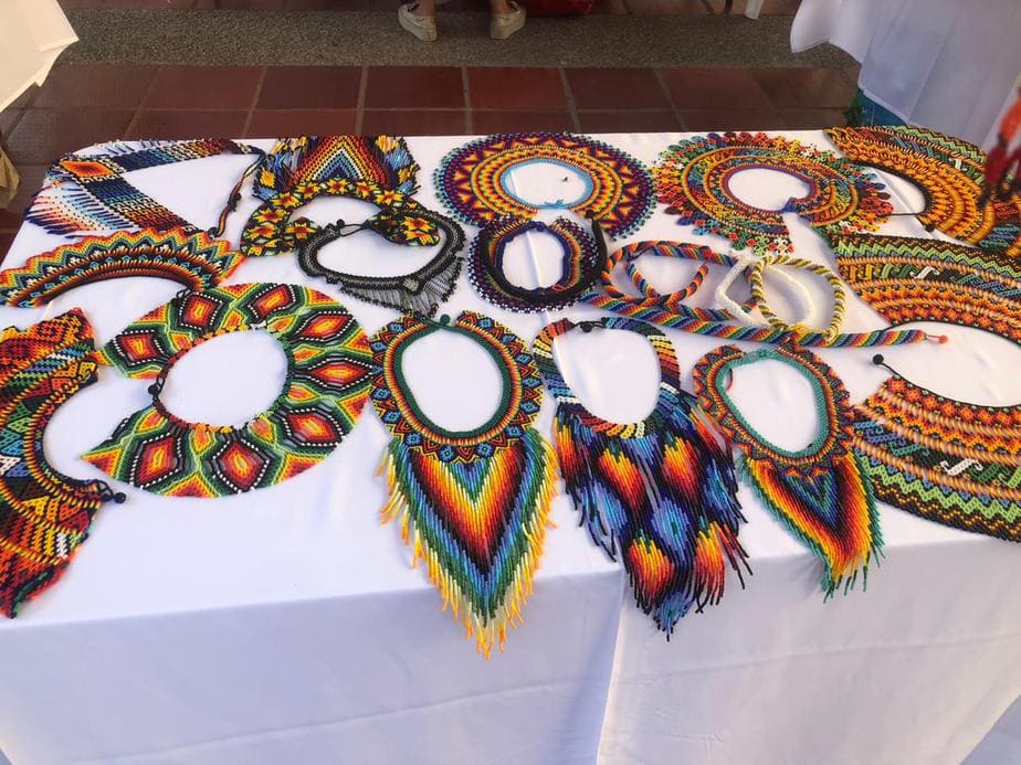 Lleva más de cuatro años trabajando con artesanías en Chaquira. Heredó de sus padres el arte de tejer complejos collares y manillas de vivos colores.
