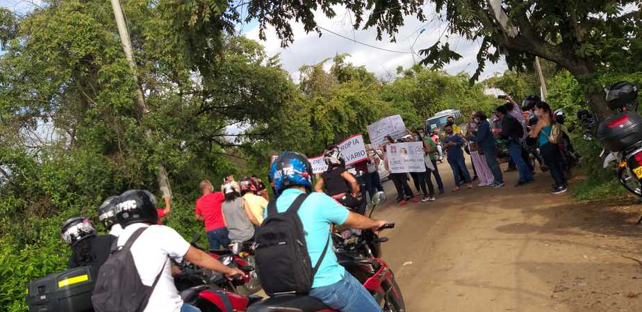 Aproximadamente durante dos horas tuvieron bloqueadas las vías con el fin de hacerse sentir ante la comunidad.