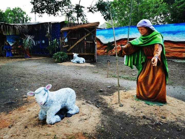 Las figuras que adornan el lugar donde nació Jesús de más de 2 metros de altura.
