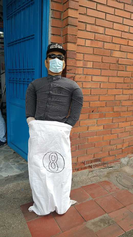 Para ejecutar la carrera, los competidores se introducen dentro de los sacos y éstos se atan a la cintura o bien se agarran con las manos.