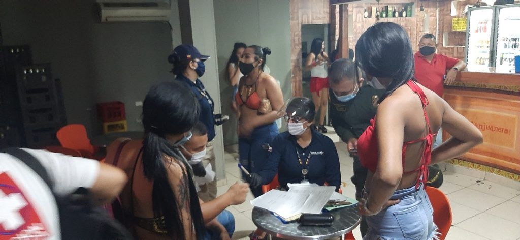 Mujeres de nacionalidad venezolana que se encontraban trabajando en un local fueron requeridas por migración.