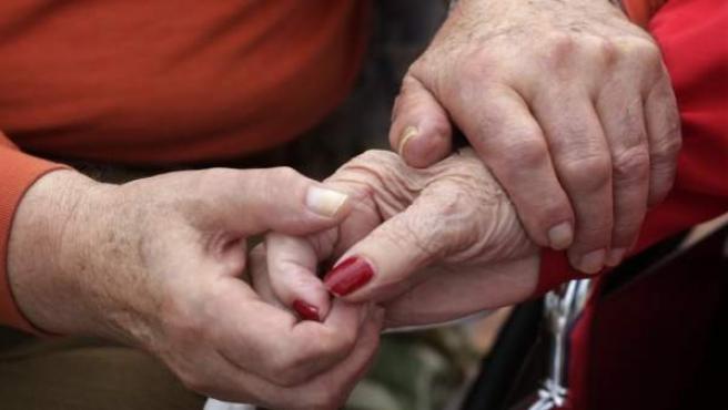 Pareja falleció al mismo tiempo a causa del Covid, agarrados de las manos