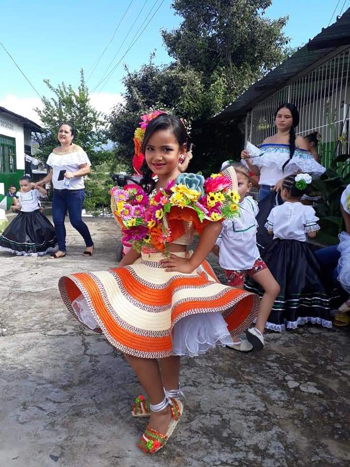 Trajes típicos elaborados en pindo.
