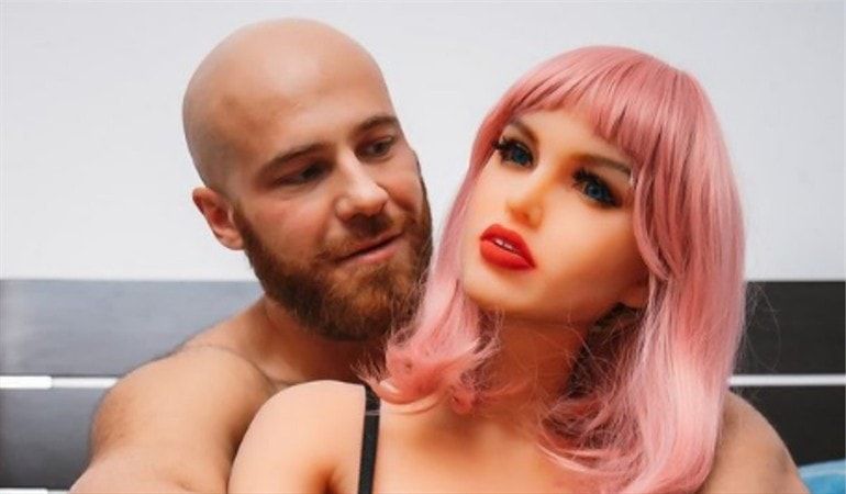 Deportista ruso se casó con su muñeca sexual