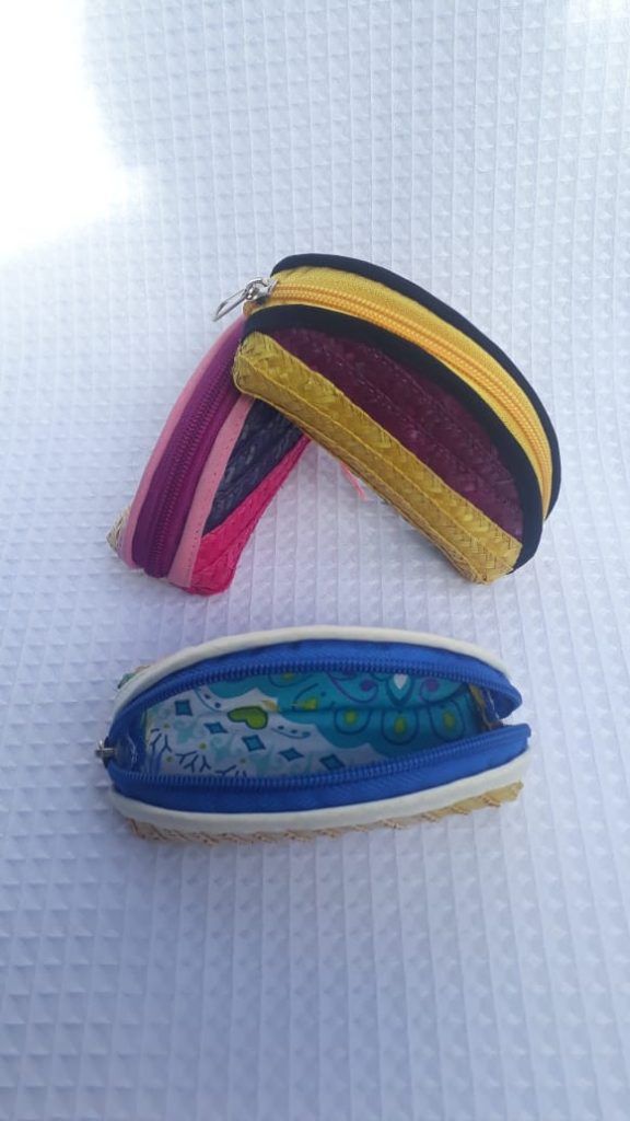 Monederos hechos en pindo, son muchos los productos que pueden elaborar con este elemento.