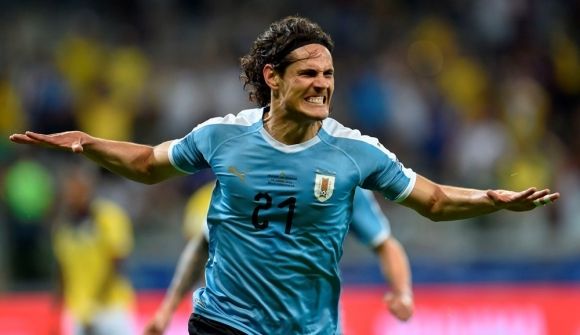 Multan por más de 100 mil libras a Cavani por comentario racista