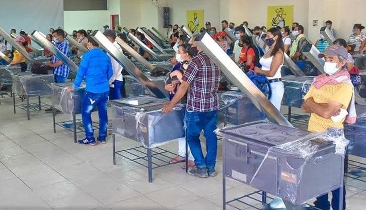 La Navidad llegó al sector rural, familias recibieron hornillas ecoeficientes