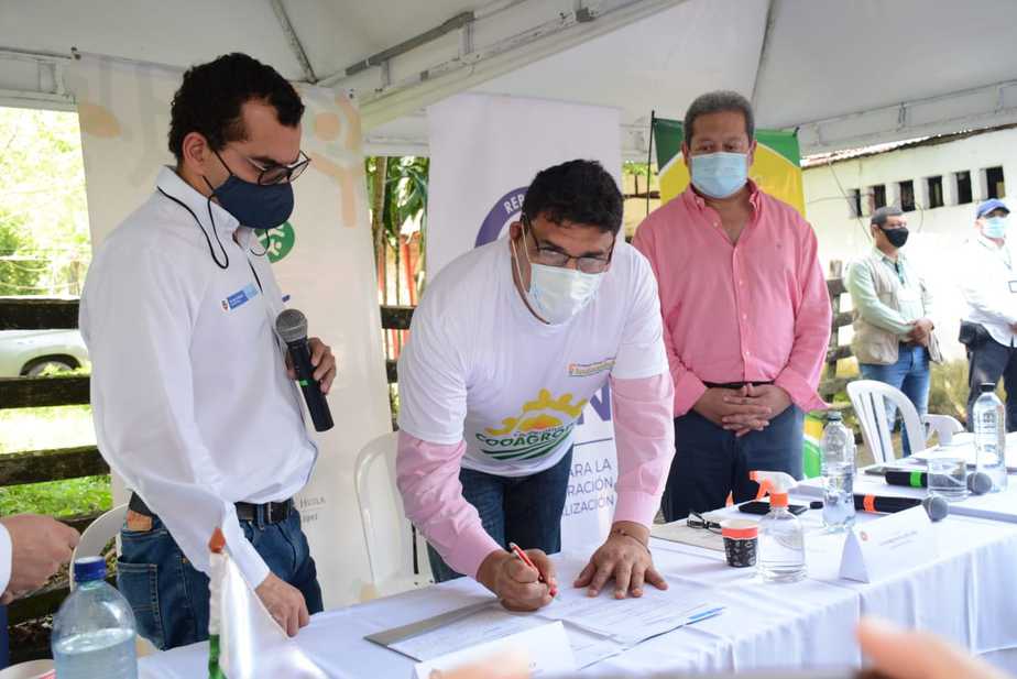 Excombatientes del Huila acceden a predio extinto para desarrollar proyectos productivos