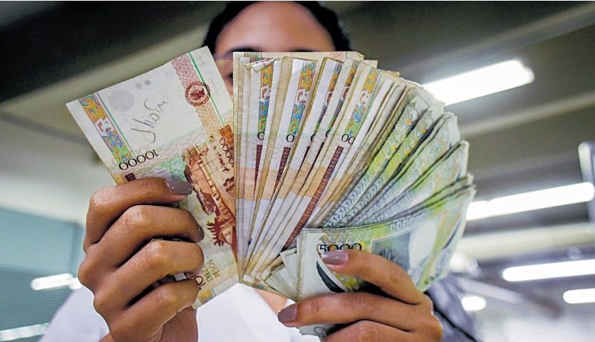 Aun las oportunidades de pasarse al dinero plástico, la gente se resiste a dejar el billetico.