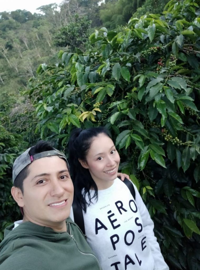 Diana y José en Palestina, en la misma finca cafetera que hoy los une como emprendedores.