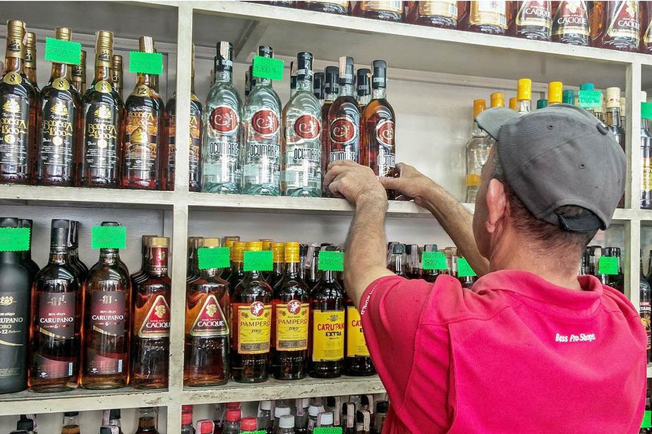 La pandemia afectó la venta de las licoreras del país y disparó las ventas de licor adulterado.