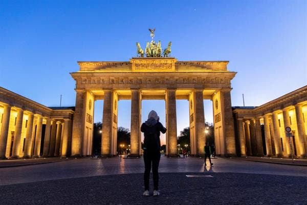 Puerta de Brandenburgo en Berlin (Alemania) sin visitas por el confinamiento. EFE/EPA/OMER MESSINGER.