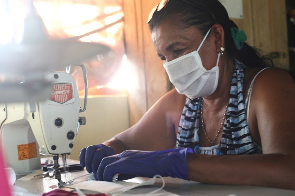 Mercedes produce por encargo, y hasta el momento ha hecho más de 5.000 tapabocas con tela quirúrgica reforzada.