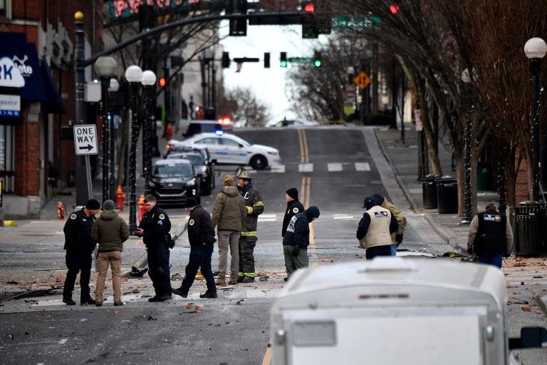 Los escombros cubren la carretera cerca del lugar de la explosión en el área de Second and Commerce en Nashville (Andrew Nelles/Tennessean.com/EEUU TODAY NETWORK a través de REUTERS).
