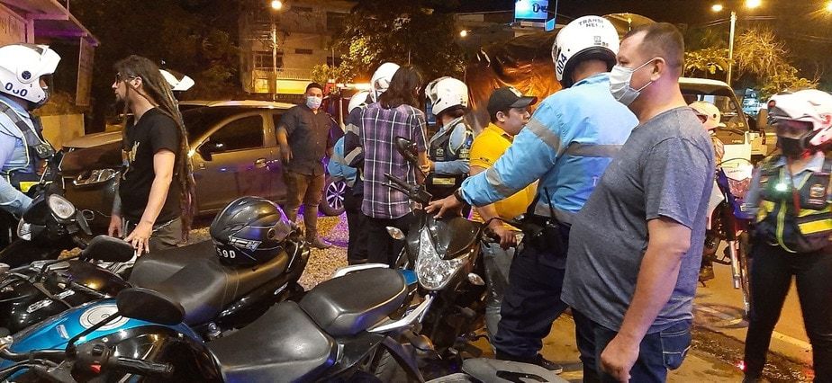 Los motociclistas indisciplinados también vieron sus vehículos inmovilizados.