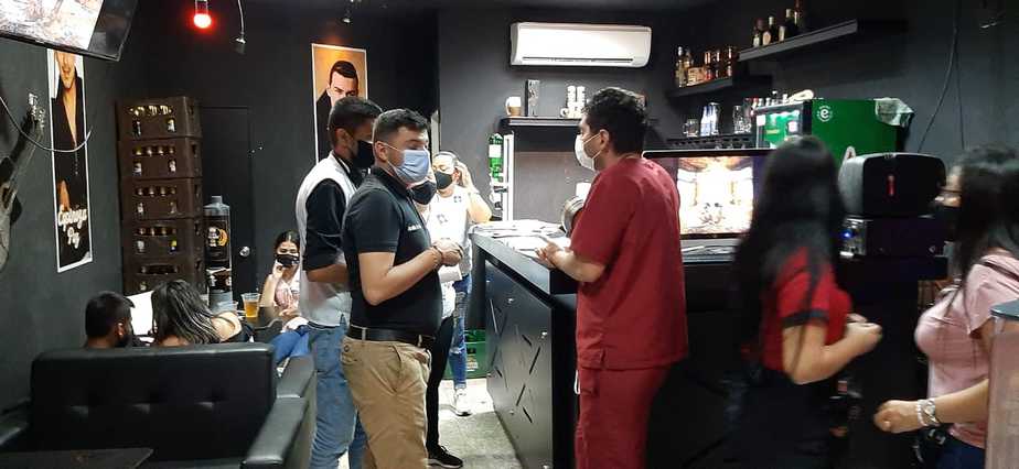 La violación de la ley seca y otras disposiciones también dejó personas con su comparendo.