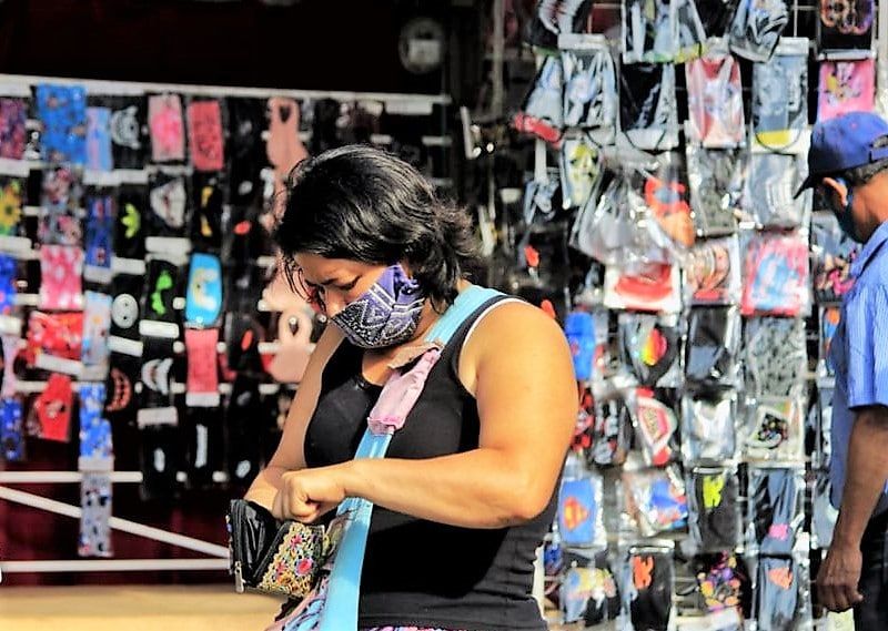 “Antes vendíamos muchas cositas, especialmente para celulares, ahora nos tocó hacerle a los tapabocas”.