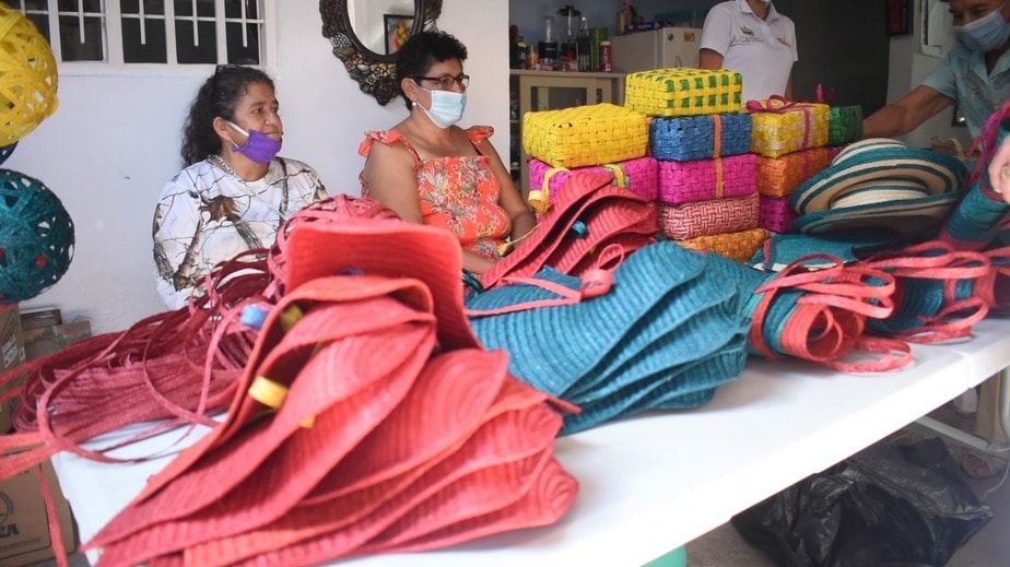 Artesanas elaboran el árbol de Navidad más grande de Colombia a base de pindo