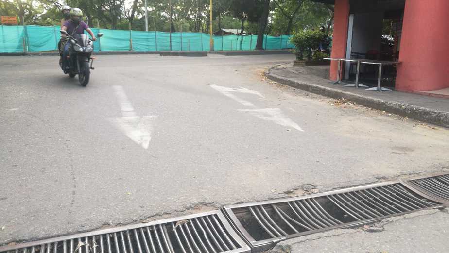 Rejillas del alcantarillado, una trampa vial en Los Mártires