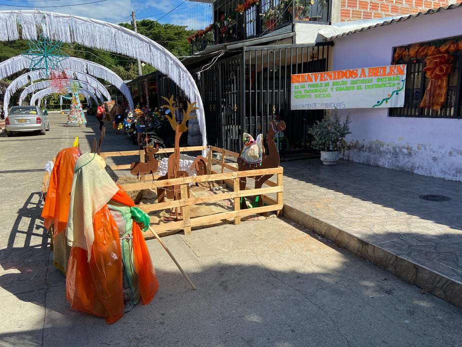 Con elementos reciclables, una cuadra de Palermo adornó la navidad