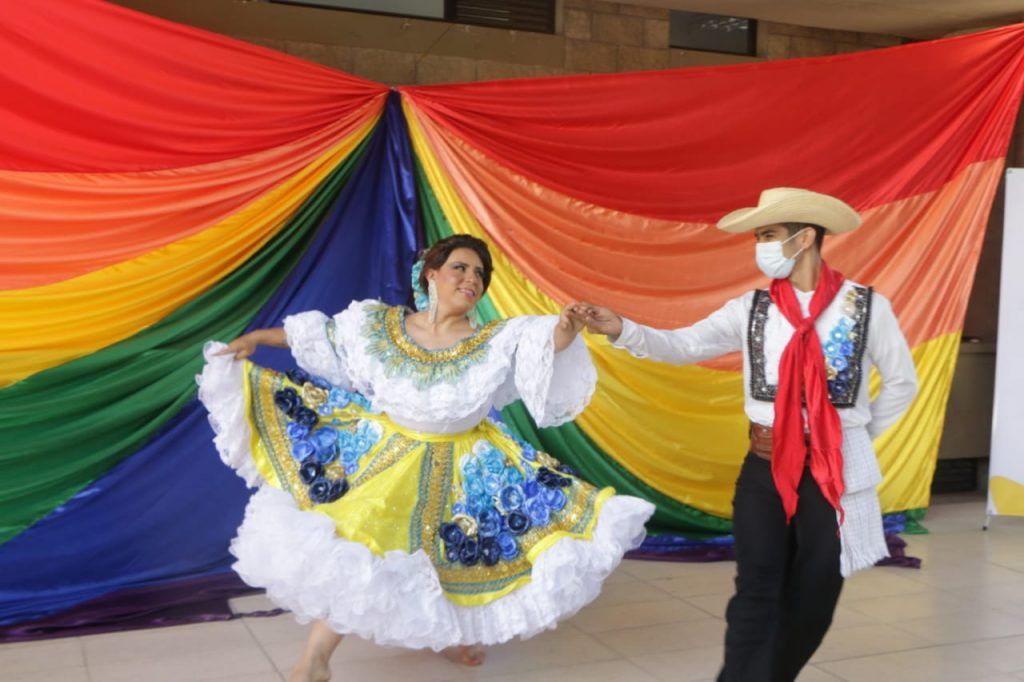 Como símbolo de inclusión, la señorita Neiva del Reinado Trans del Bambuco, interpretó el sanjuanero.