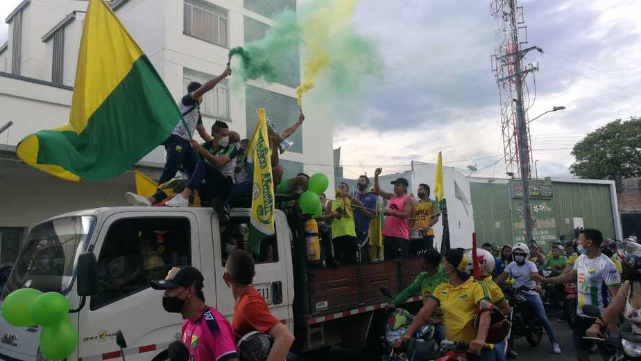 La multitud recorrió las principales calles de la ciudad tras la llegada de los jugadores.