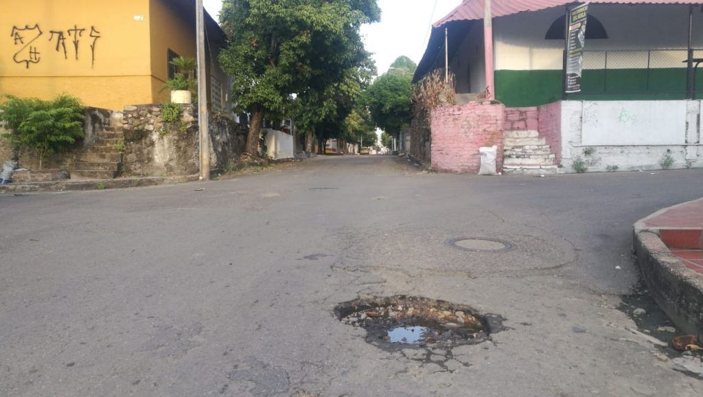 Hueco en la calle 12 con carrera Primera d, representa un peligro para los vehículos que transitan por el sector.