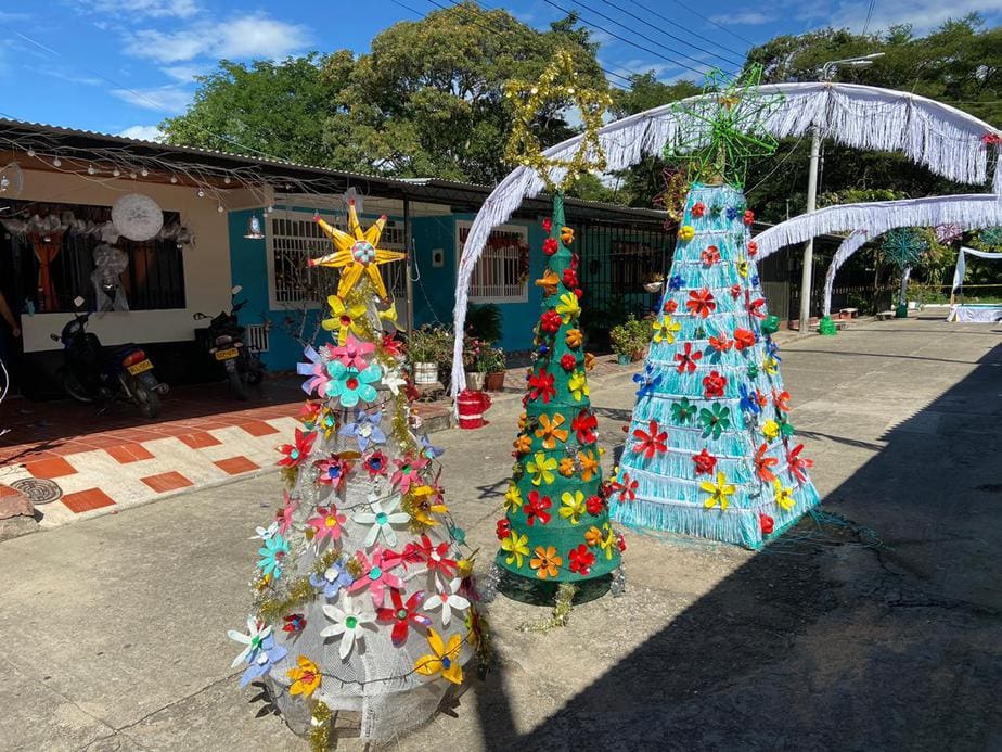 Una cuadra en Palermo decoró la navidad con elementos reciclables. Además de fomentar la tradición de fin de año, ayudan a preservar el medio ambiente.