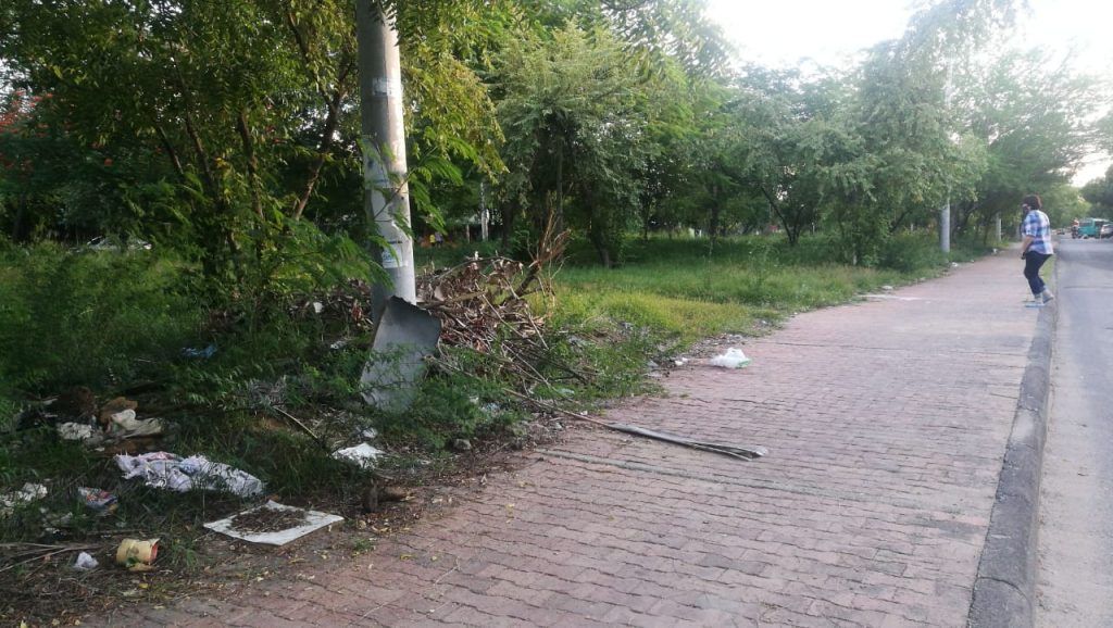 Basuras y escombros son arrojados en las zonas verdes del barrio Madrigal.