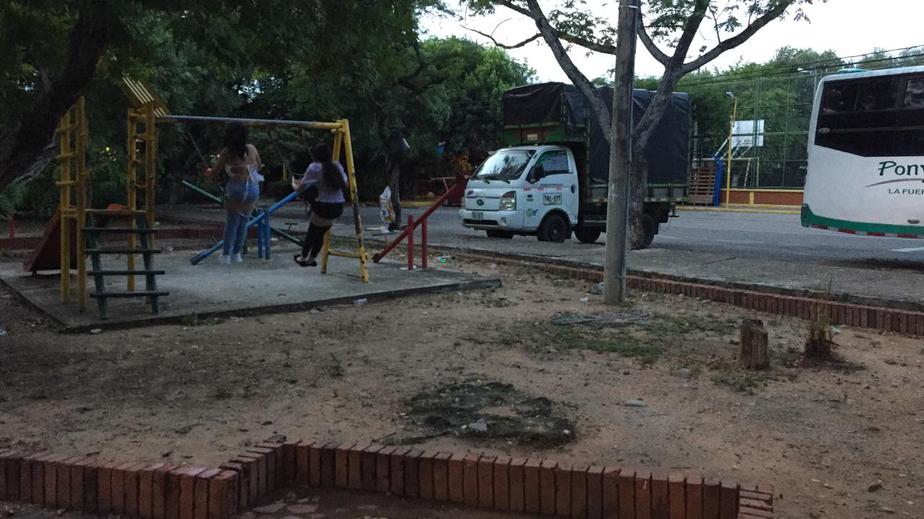 Los jóvenes no pueden acceder tranquilamente a los escenarios recreativos del sector.