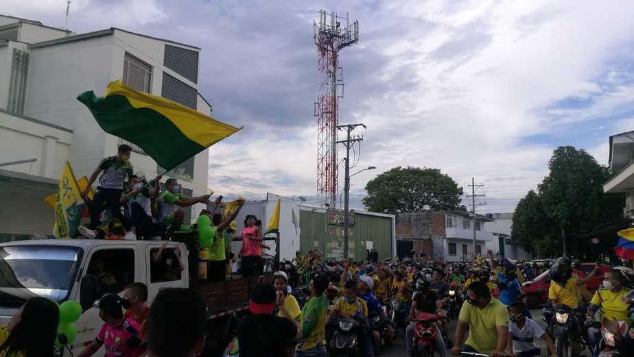 Las medidas de bioseguridad no opacaron el deseo de festejar de cientos de seguidores.