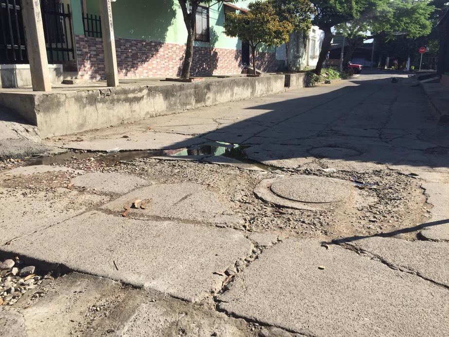 Vías del barrio se encuentran en avanzado estado de deterioro.