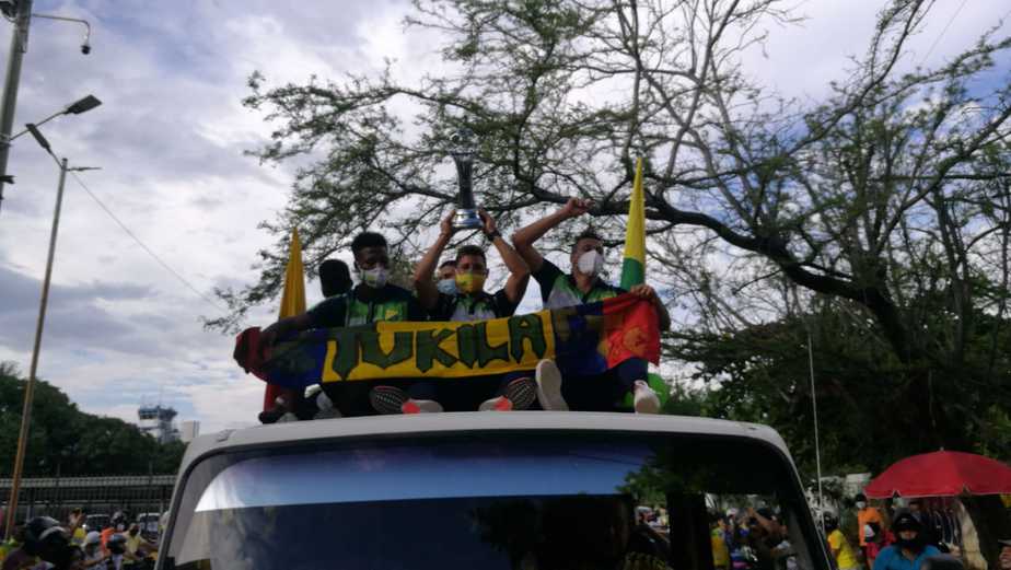 Jugadores abordaron un camión y festejaron en las principales calles de la ciudad su victoria en Tuluá.