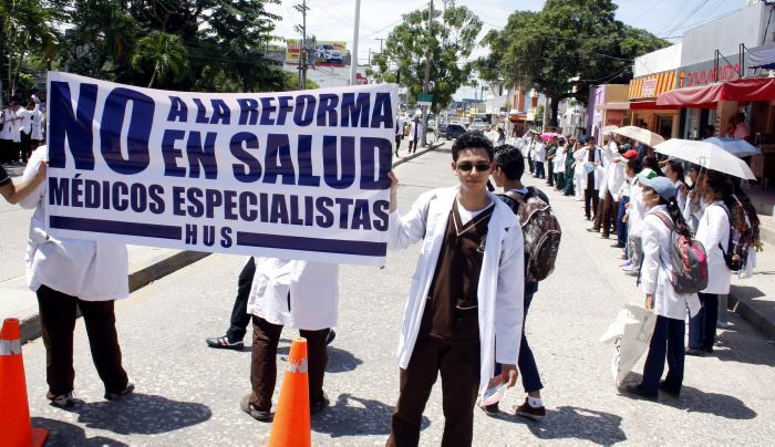 El proyecto, que tendrá que volver al ruedo en la próxima legislatura, ha enfrentado críticas por parte de asociaciones médicas, sindicales y de defensa de la salud.