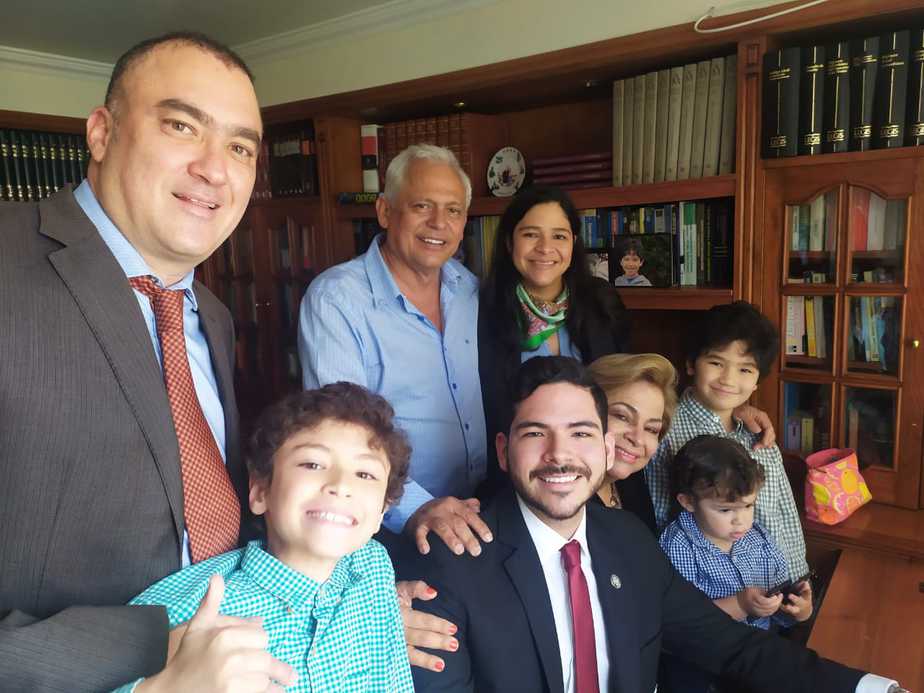 Luego de la ceremonia virtual se adelantó un encuentro con algunos miembros de la familia que le desearon éxitos en su carrera profesional.