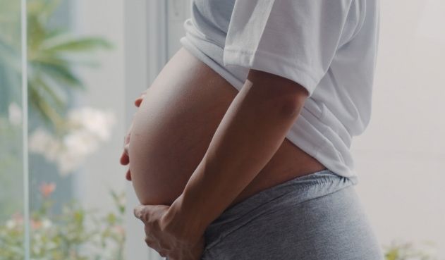 Proyecto impide que lo echen del trabajo si su pareja no tiene empleo y queda embarazada