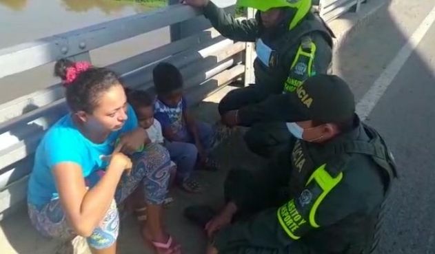 Mujer intentó lanzarse desde un puente vehicular con sus dos hijos