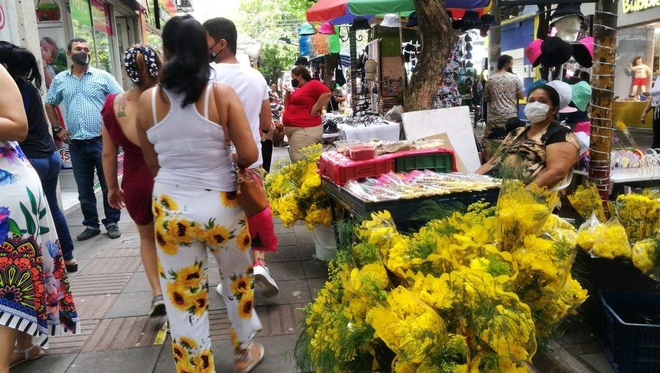 Adornar la casa de flores amarillas es la tradición de los neivanos