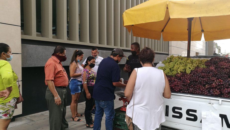 Las uvas no deben faltar en la tradicional despedida del año viejo.