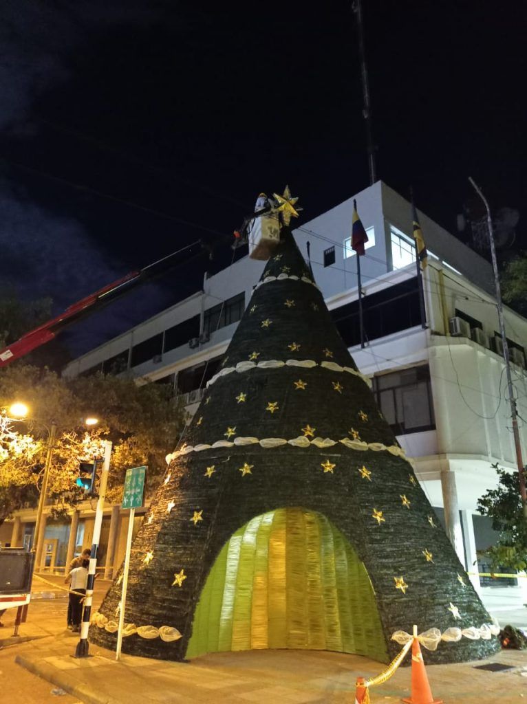 Cerca de 80 personas fueron contratados para elaborar la decoración navideña.