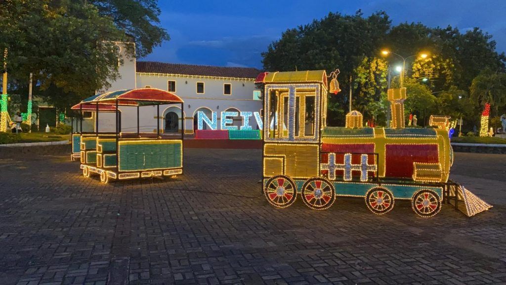 El tren de la Navidad ubicado en la Estación de Ferrocarril.
