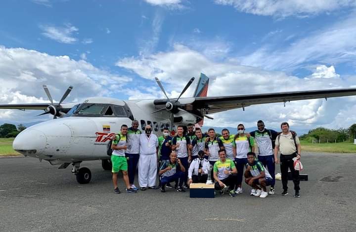 El vuelo chárter que traía a los jugadores del Huila que el pasado sábado se consagró como campeón se retrasó por más de tres horas.