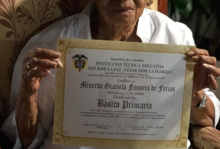 Logró graduarse de primaria una anciana de 88 años en Cesar
