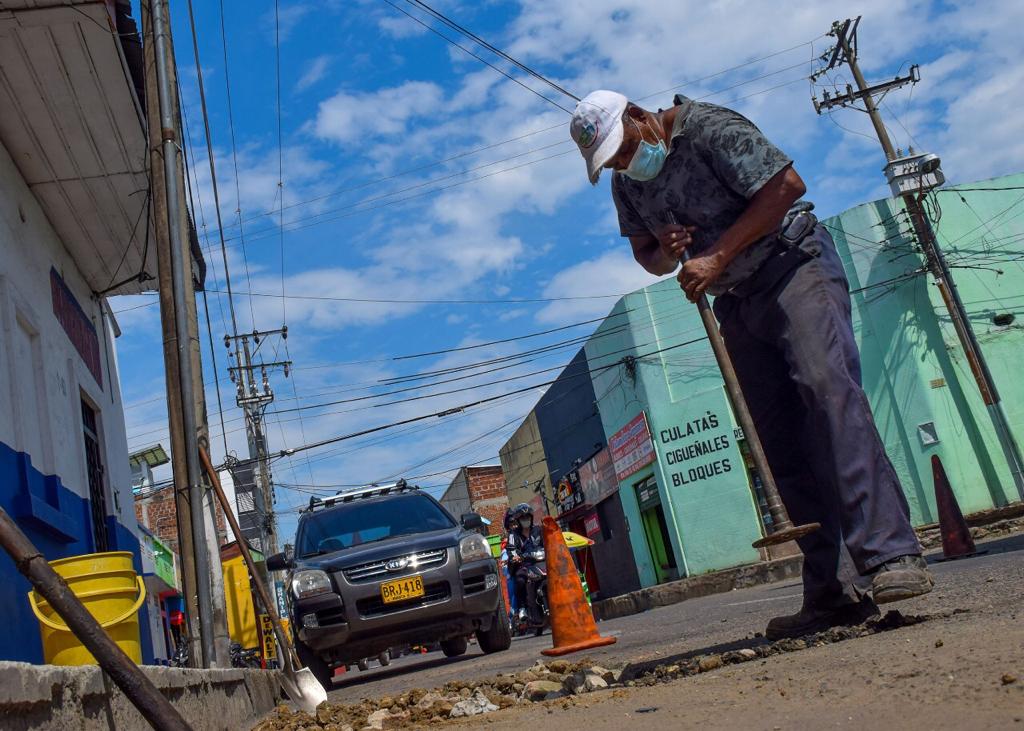 Más de 26 años tapando los huecos de Neiva, una labor poco agradecida
