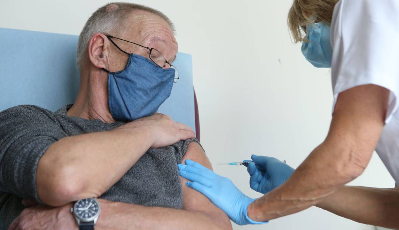 Vacuna de Pfizer es efectiva contra mutación de nuevas variantes de COVID