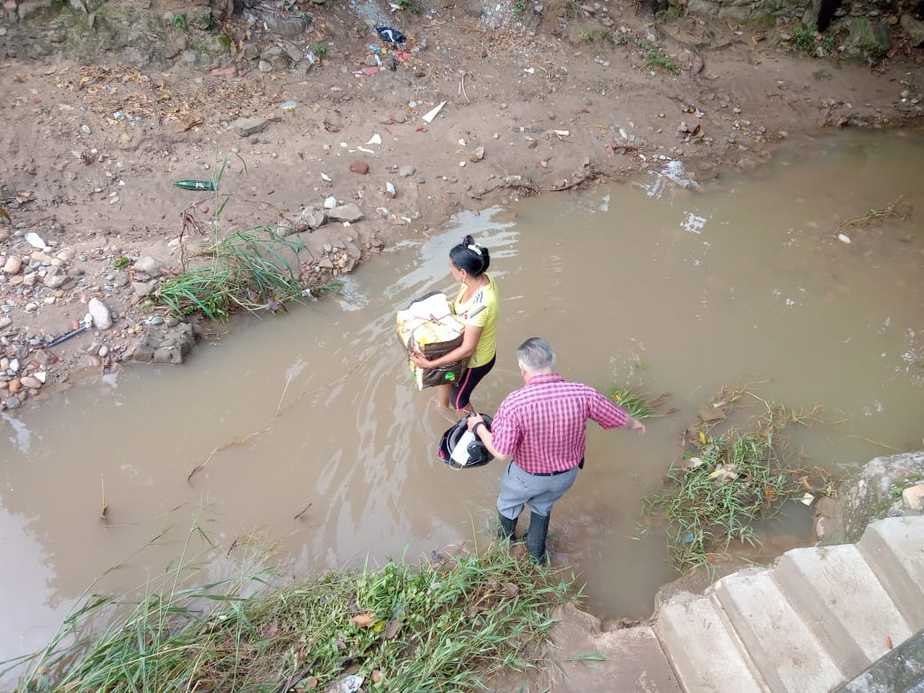 Sus vecinos le prohíben el acceso a su vivienda por la calle principal y les toca pasar por la Quebrada.