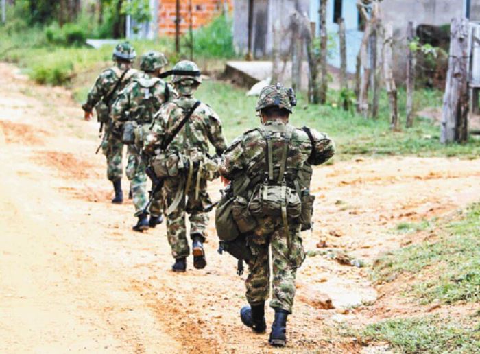 Teruel, Íquira, Nátaga, Paicol y La Plata en el Huila son las poblaciones limítrofes y a veces son utilizadas por los actores armados.